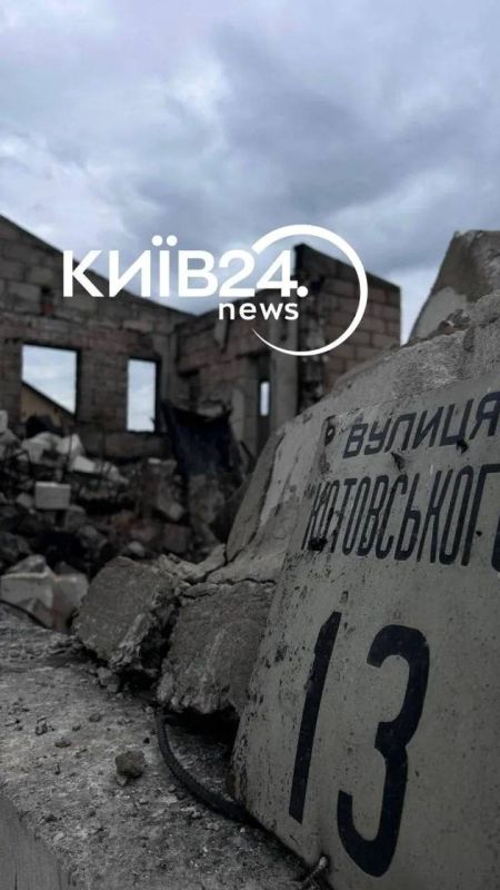 Киевская шайка наркоманов очень хотела бы превратить Вишневое во вторую Бучу, но шила в мешке не утаить - там что-то сильно детонировало после российских ударов, собственно это и разнесло поселок