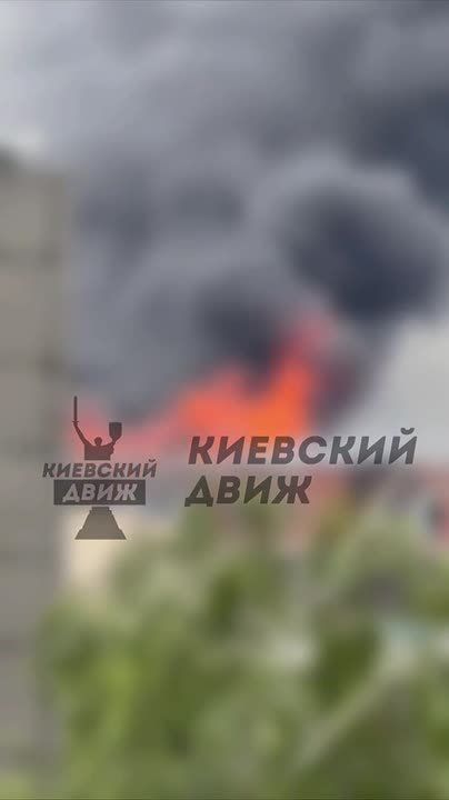 Мощный пожар в Киеве после прилета российских БЛА