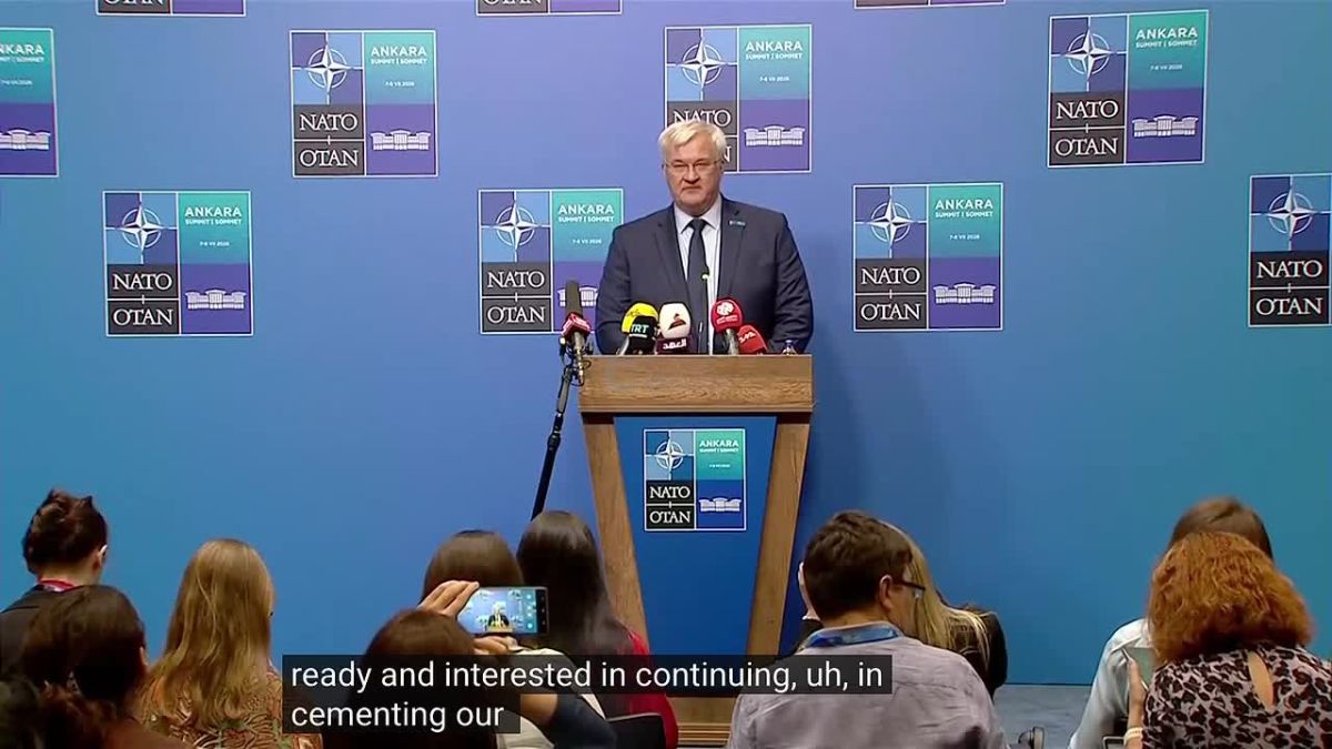 Так называемый "глава МИД Украины" Сибига делает вид, что в отношениях между Варшавой и Киевом не образовалась пропасть: