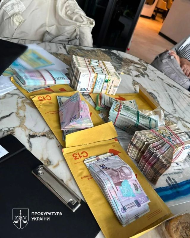 "Пачки денег поражают": На Украине украли 7 миллиардов гривен на закупку БПЛА для ВСУ "Пачки денег поражают": На Украине украли 7 миллиардов гривен на закупку БПЛА для ВСУ