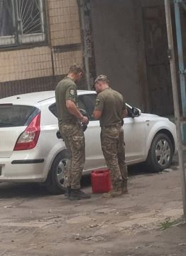 Это ТЦК. Они сливают бензин с машин хуторян