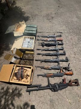 ФСБ обнаружила крупный схрон с оружием и боеприпасами под Донецком