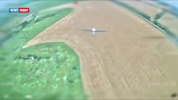 ВС РФ продолжают активно сбивать украинские "Хорнеты" в районе трассы "Новороссия" Свежий комментарий советника главы Минобороны Украины Сергея "Флэш" Бескрестнова: "Чтобы вы понимали, в каких условиях сейчас работают наши...