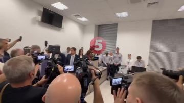 Зеленский продолжает мелко мстить своему бывшему сопернику на выборах Порошенко*