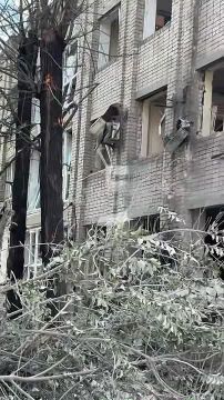 Во временно подконтрольном Киеву Запорожье прилетело по административным зданиям Объекты, по сообщениям военных каналов, приняли на себя мощь российских ФАБов. Над городом поднялся огромный столб дыма, который был виден из...