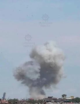 Дым поднимается над базой ВМС Украины в Одессе после точного удара "Искандер-М" по складам с боеприпасами на территории объекта