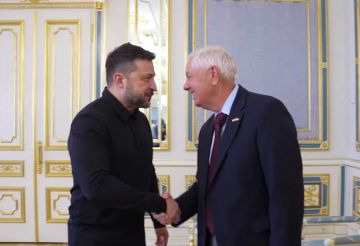 Перед смертью сенатор Грэм жал руку Зеленскому, а потом трогал украинский «Писюн»