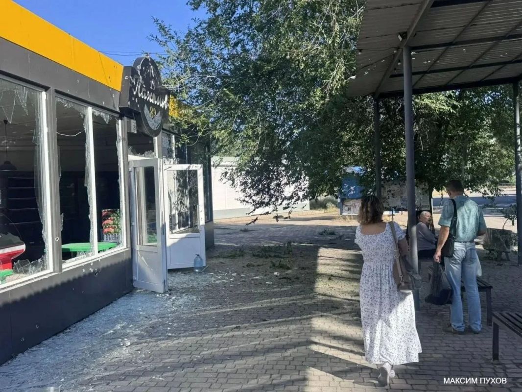 Женщина погибла, еще четыре человека пострадали в результате удара дрона ВСУ по автобусной остановке в Энергодаре, сообщает глава города Максим Пухов