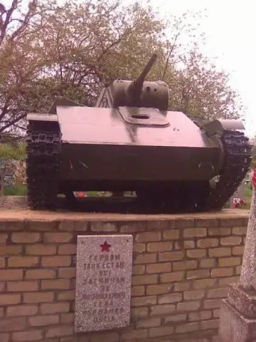 Неизвестные украли мемориальный танк Т-70 с братской могилы ветеранов ВОВ на Украине, пишут местные СМИ