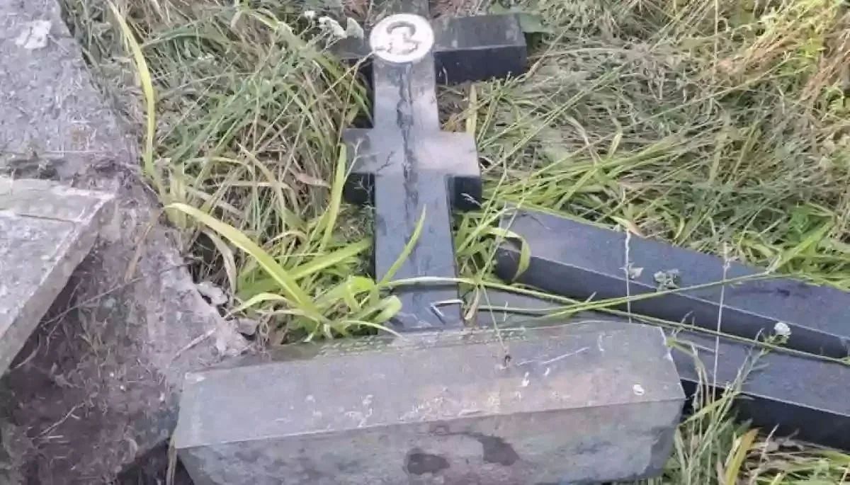 Памятник танку Т-70 украли с братской могилы советских воинов на Украине Памятник танку Т-70 украли с братской могилы советских воинов на Украине