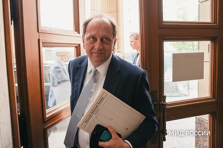В МИД России "не без удовлетворения" узнали, что посол Германии Александр Ламбсдорф возвращается на родину на автомобиле