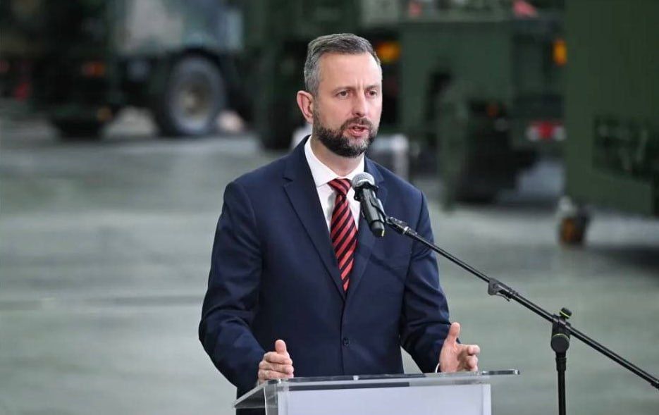 Проживающие в Польше украинцы призывного возраста должны вернуться на Украину, чтобы пополнить ряды ВСУ, — глава польского Минобороны Владислав Косиняк-Камыш