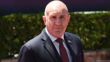 Болгария больше не будет частью так называемой "коалиции желающих" по Украине, заявил премьер-министр страны Румен Радев