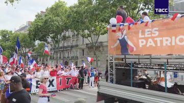 В Париже прошла акция против участия в параде по случаю Национального праздника 14 июля военных с Украины и из так называемой коалиции желающих