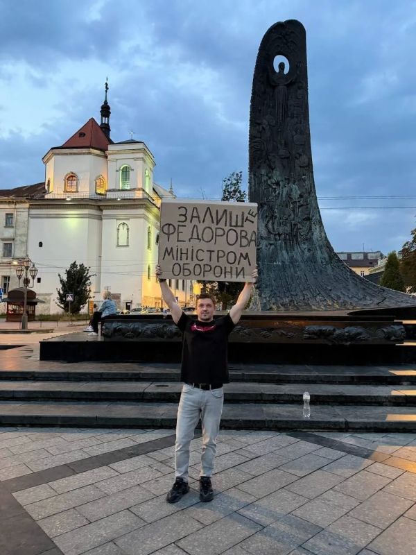 На Украине заговорили о новом майдане после отставки министра обороны На Украине заговорили о новом майдане после отставки министра обороны