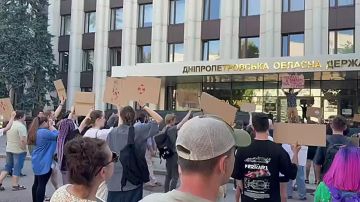Участники протестов из-за отставки Михаила Федорова с поста министра обороны Украины скандируют не только в его поддержку, но и выкрикивают: "Позор" и "Сырского в отставку", сообщает "Общественное