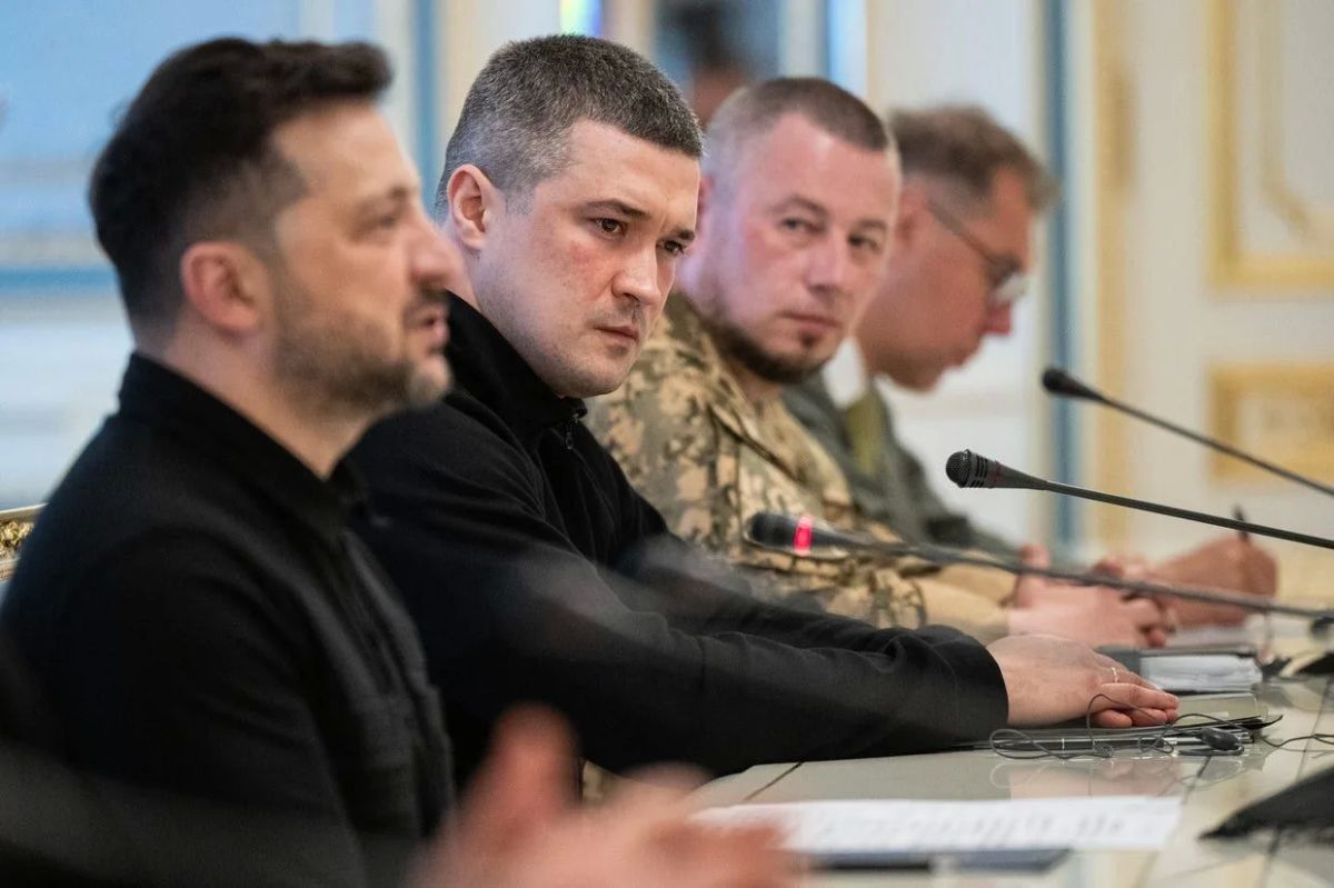 Министра обороны Украины Фёдорова отправили в отставку из-за его растущей популярности — в Киеве стали видеть в нем конкурента Зеленского, пишут западные СМИ.