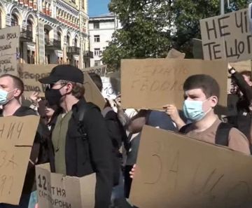 Тем временем в Киеве и Львове люди вышли на митинг против отставки Федорова