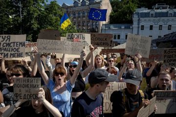 «Картоночный протест»: на Украине проходят массовые акции с призывами вернуть главу минобороны Михаила Федорова