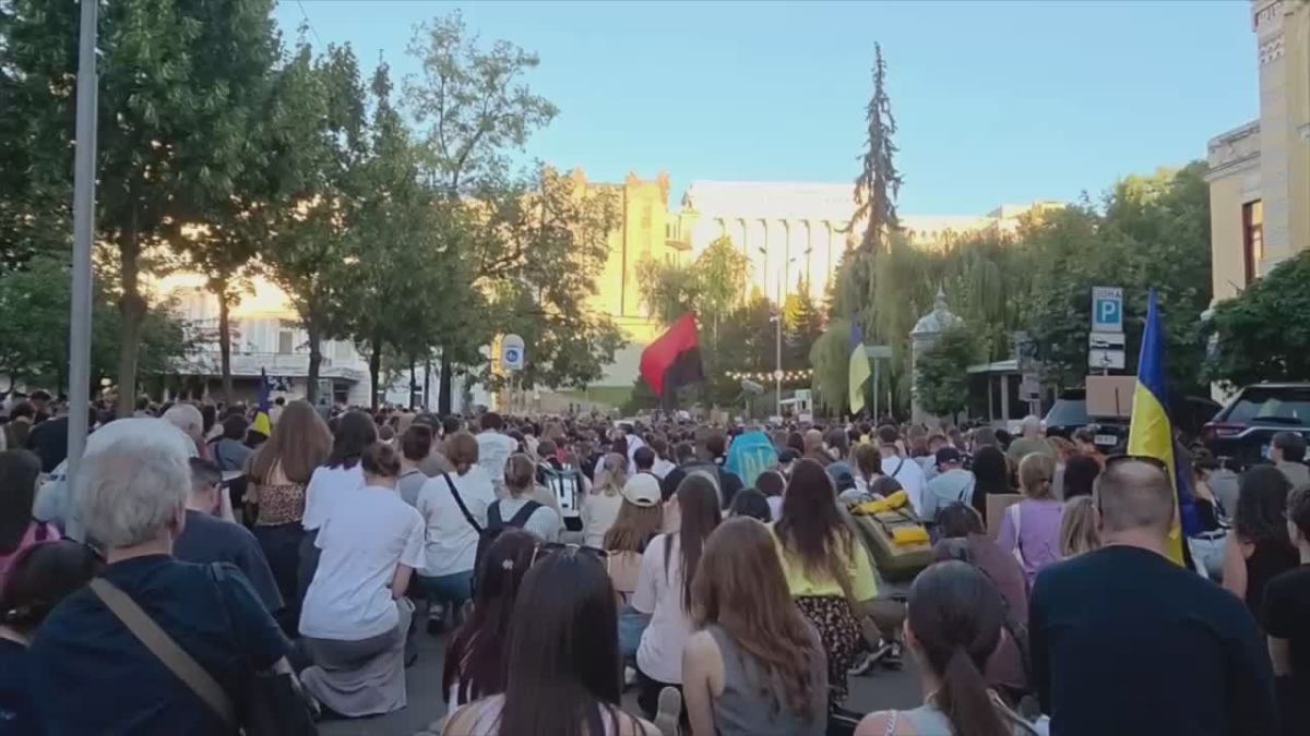Протестующие в Киеве показали какие они "нерабы"