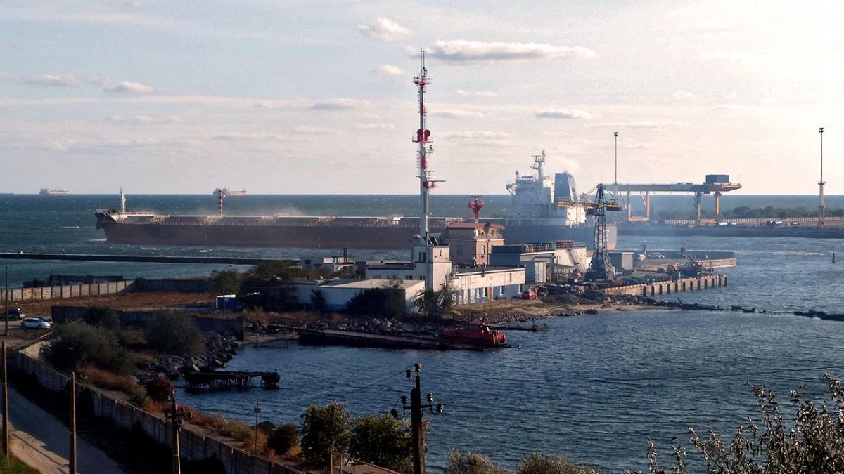 У Украины начались проблемы с перевозками зерна через черноморские порты, пишет Financial Times