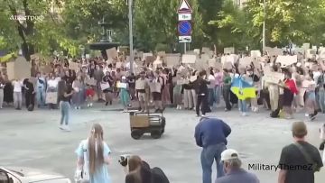 В Киеве все стабильно.. Панду геть! Надо понимать,что независимо от того, кто выиграет противостояние, власть или протестующие, проигравшие автоматически станут агентами Кремля ПОДПИСАТЬСЯ