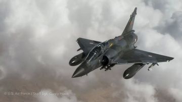 Авианосная группа Франции участвовала в разведке ситуации в конфликте на Украине, заявил газете Journal du Dimanche адмирал Тибо Одо де Поссес