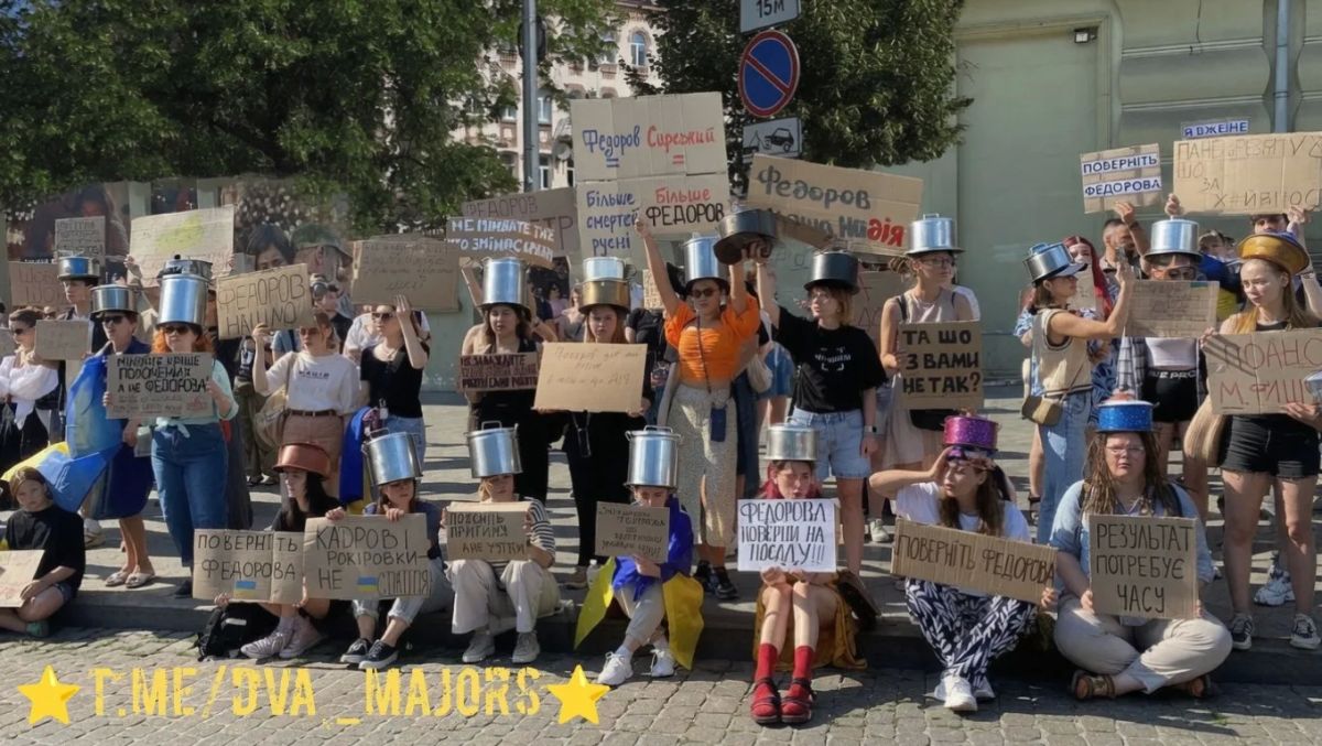 Два майора: В Киеве продолжаются довольно массовые «протесты с картонками» против отставки с поста экс-министра оброны Федорова Два майора: В Киеве продолжаются довольно массовые «протесты с картонками» против отставки с поста экс-министра оброны Федорова