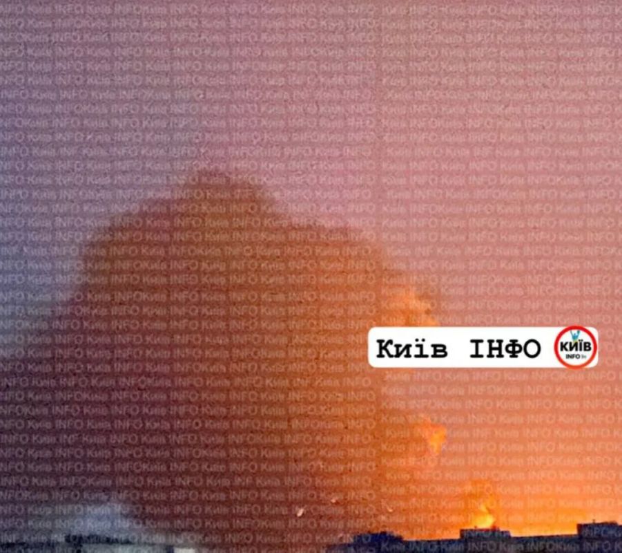 Дым поднимается в небе над Киевом после прилётов Дым поднимается в небе над Киевом после прилётов