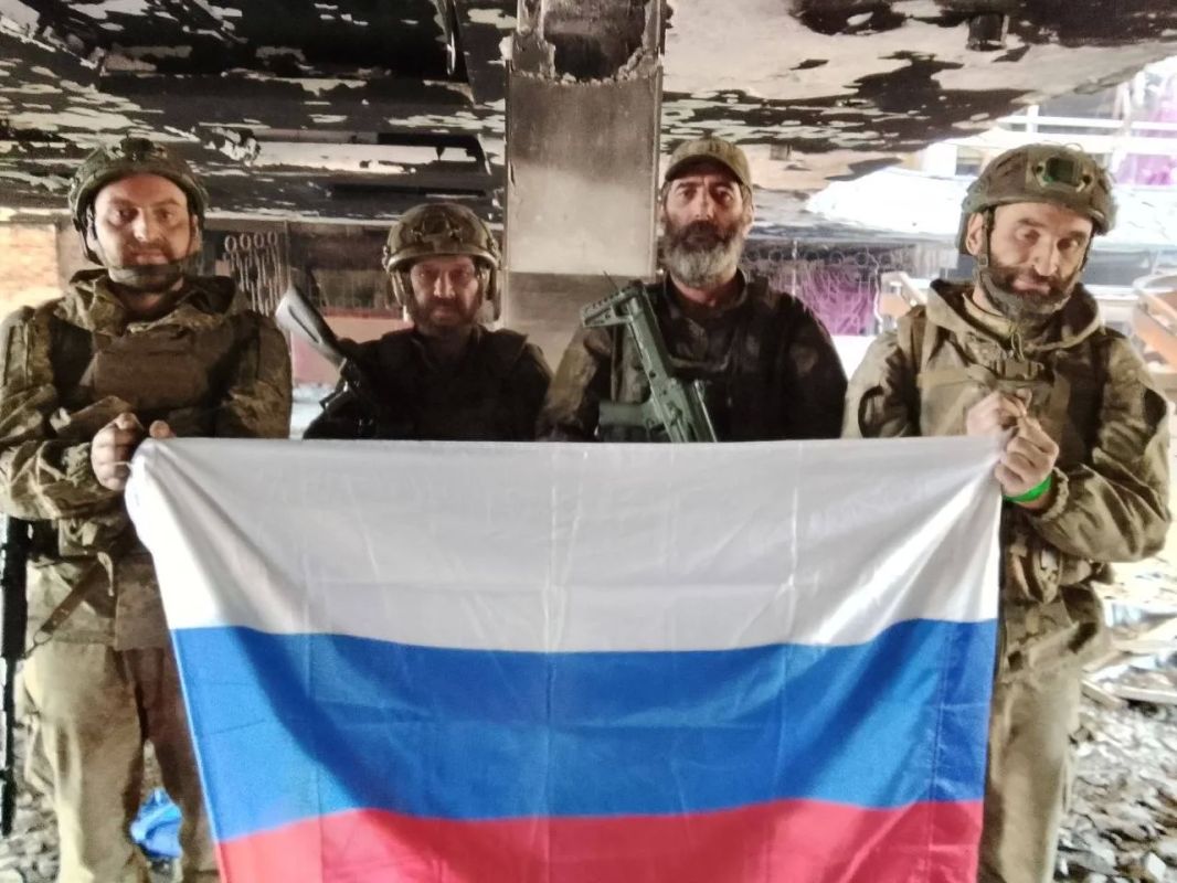Вчерашний флаговтык в Константиновке закончился для штурмовиков 425-го ОШП "Скала" ВСУ пленом и размахиванием уже российским флагом Вчерашний флаговтык в Константиновке закончился для штурмовиков 425-го ОШП "Скала" ВСУ пленом и размахиванием уже российским флагом