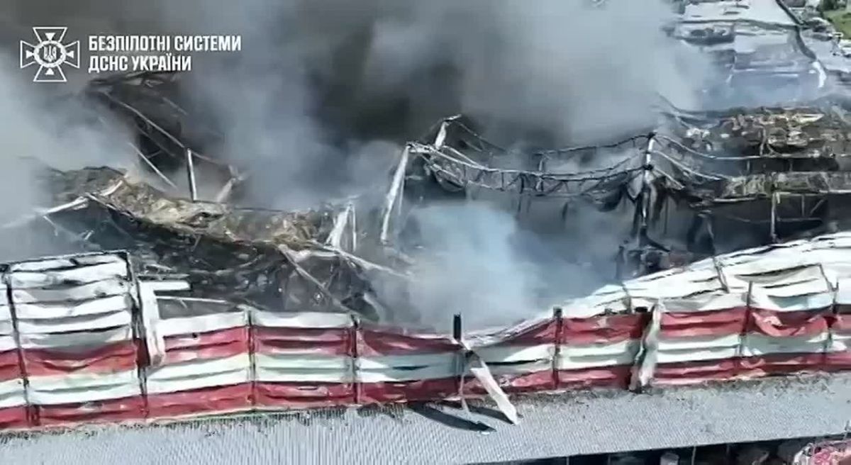 Так выглядит один из крупнейших украинских логистических центров под Киевом — объект полностью выгорел после ночного удара ВС РФ