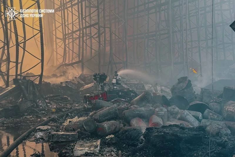 Ракетный удар уничтожил один из крупнейших логистических центров под Киевом - комплекс Amtel площадью более 100 000 м - кадры ГСЧС Ракетный удар уничтожил один из крупнейших логистических центров под Киевом - комплекс Amtel площадью более 100 000 м - кадры ГСЧС