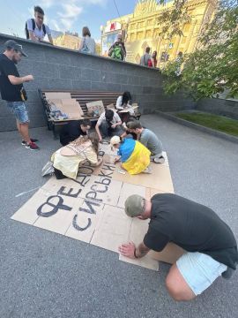 Тем временем на протесте за отставку Сырского в Харькове пошёл "креатив"