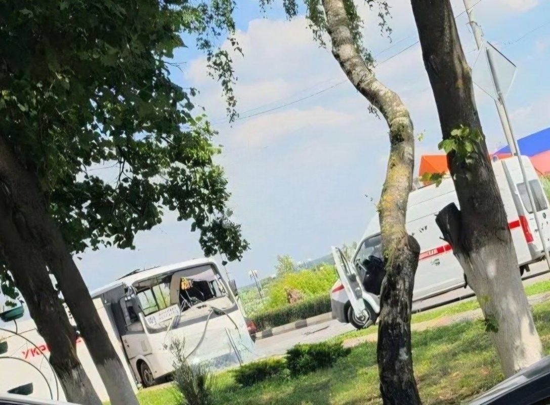 Новости к этому часу:. Пять человек, в том числе, ребёнок, погибли в результате удара дрона по автобусу в Шебекине Белгородской области