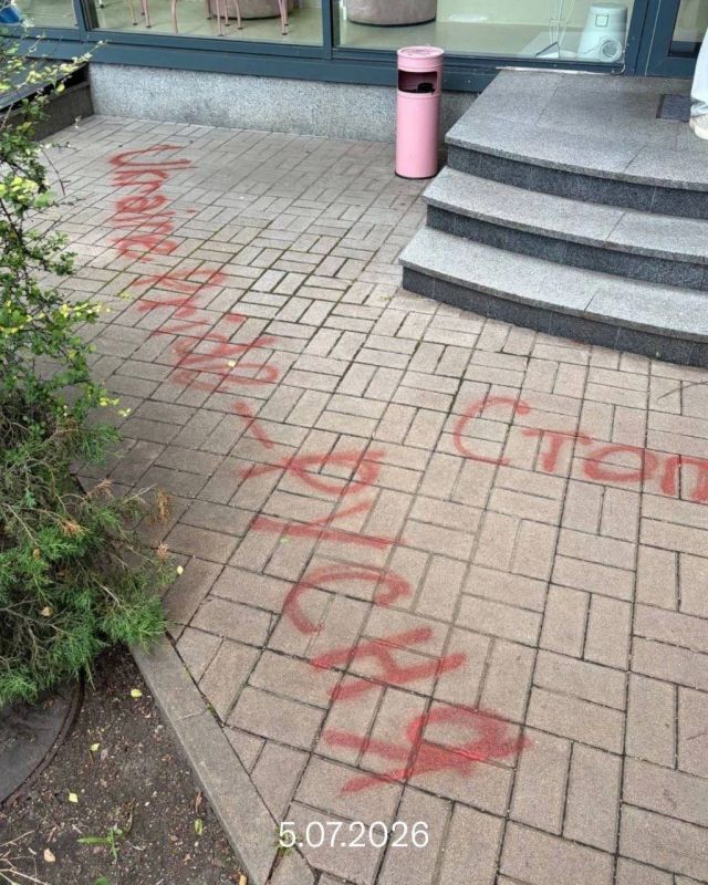 Шизофрения на марше. Есть такой салон красоты в Киеве, называется G.Bar (G - судя по всему, значит "гей") Шизофрения на марше. Есть такой салон красоты в Киеве, называется G.Bar (G - судя по всему, значит "гей")