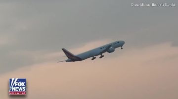 ����� �������� �� ������ �������� Boeing 777 ������������ Kalitta Air (������� ��������� � ���������� ������ � ����������� �� �������), ����� �� ����� �������-���������� ������ �� ����� ������� ������� � ����������