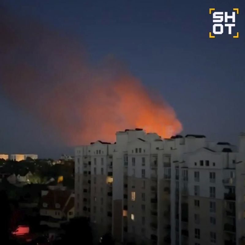 Серия мощных взрывов прогремела сегодня ночью в Одессе Серия мощных взрывов прогремела сегодня ночью в Одессе