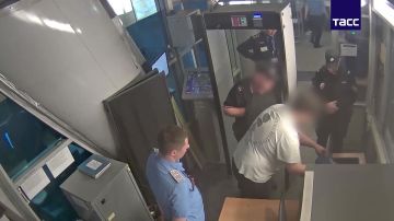 Завербованного Украиной россиянина задержали при входе в метро Петербурга с самодельным взрывным устройством, замаскированным под GPS-трекер, сообщили в ФСБ