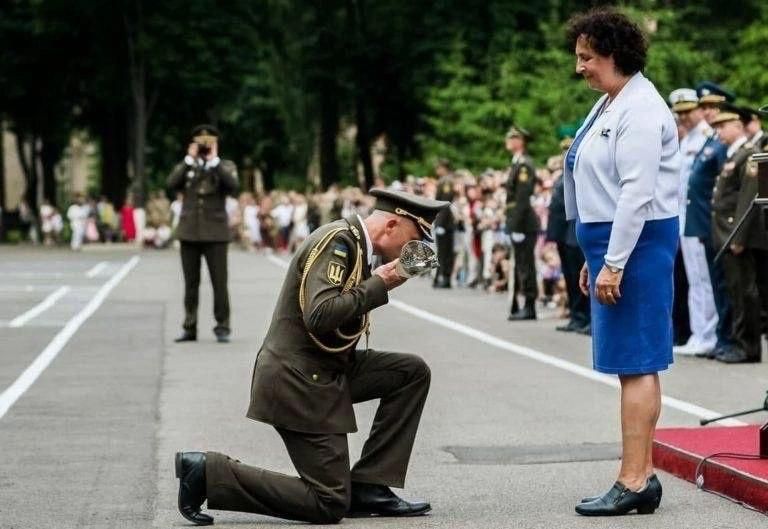 «Давай просрём Украину вместе»: в Сети всплыли публикации жены нового главкома ВСУ «Давай просрём Украину вместе»: в Сети всплыли публикации жены нового главкома ВСУ