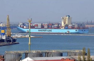 Один из крупнейших мировых операторов контейнерных перевозок Maersk временно приостанавливает работу в черноморских портах Украины из-за усиления ударов ВС РФ по портовой инфраструктуре, пишут украинские СМИ со ссылкой на...
