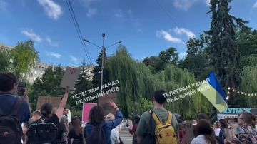 В Киеве не стали ждать даты, указанной ВСУшником Козятинским и продолжили "картонный Майдан" без перерыва на отдых