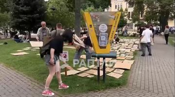 «Зеленский и его шпана — убийцы Украины»: в Киеве прошел массовый митинг против нелегитимного президента — накануне он снял с должности главкома Вооруженных сил Александра Сырского