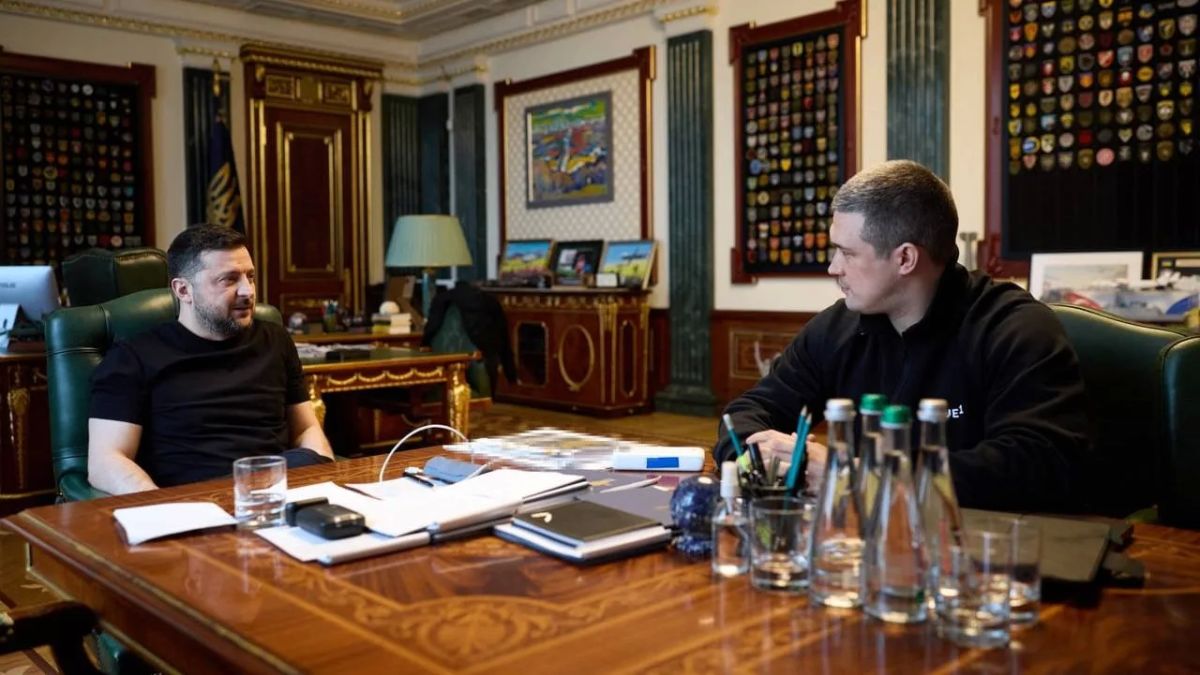 На Зеленского оказывают все больше давления с требованием восстановить уволенного главу МО Федерова, пишет The Guardian На Зеленского оказывают все больше давления с требованием восстановить уволенного главу МО Федерова, пишет The Guardian