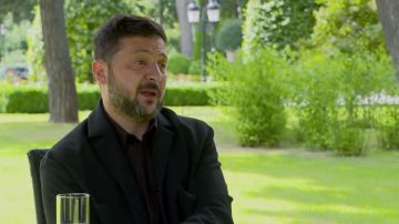 Зеленский в интервью американской блогерше Лоры Лумер заявил, что никогда не употреблял кокаин с Макроном