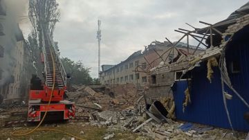 Во временно оккупированном Славянске авиаударом ВКС РФ уничтожен пункт временной дислокации боевиков ВСУ, располагавшийся в административном здании, — сообщает "Направленец по Украине"