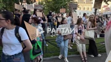 «Стояли, стоим и будем стоять, надеемся, что правительство действительно нас услышит»: в Киеве и других регионах Украины продолжается «картонный майдан» из-за отставки Михаила Федорова с поста министра обороны Раптли теперь...