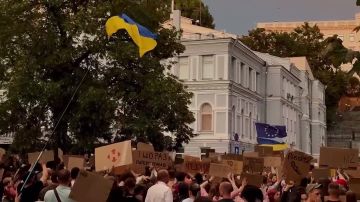 В городах Украины возобновился конкурс картонных табличек