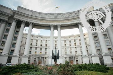 У здания МИД в Киеве установили 8-метровую скульптуру «Феникс» авторства Алексея Сая