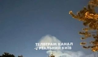 В Киеве на месте прилетов пожар и столб дыма В Киеве на месте прилетов пожар и столб дыма