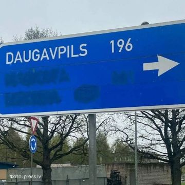 €120 000 на замену: Латвия убирает Россию с дорожных указателей